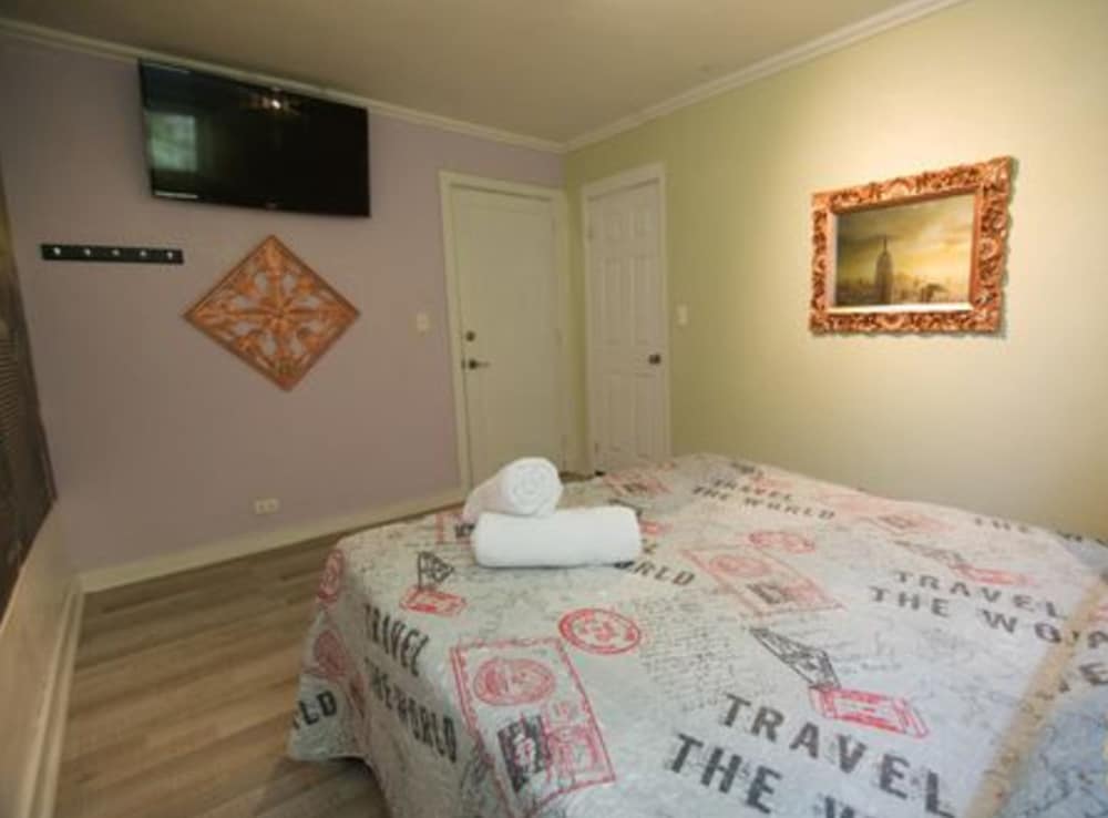Romantic Double Room, 1 Queen Bed, Non Smoking, Private Bathroom photo 2