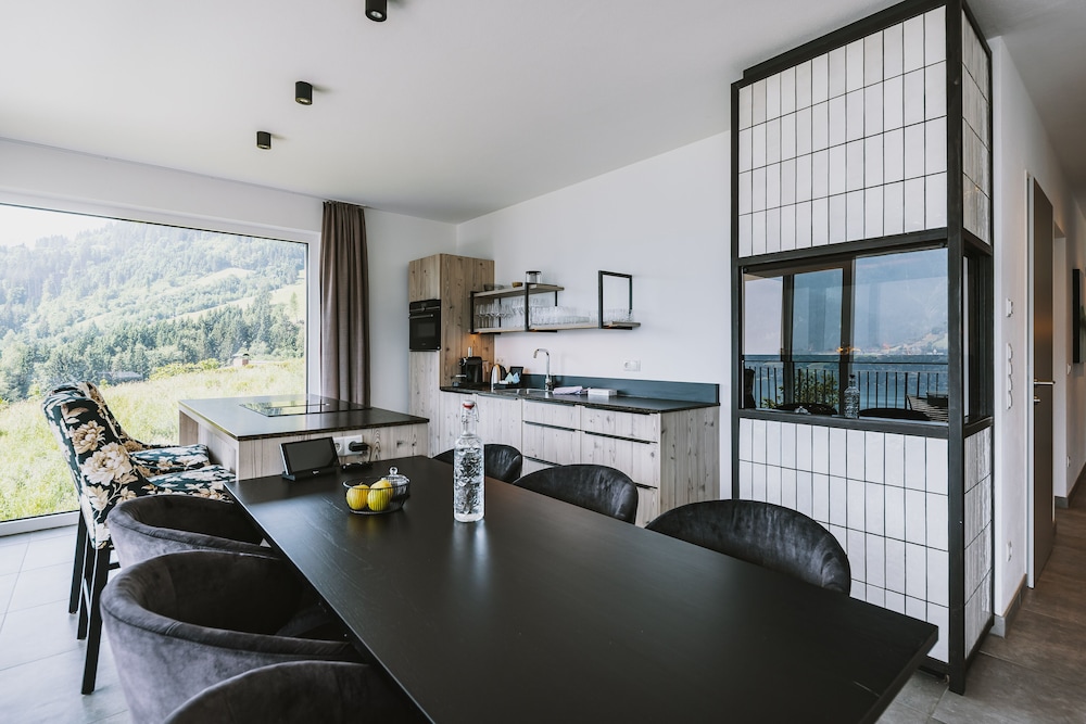 3-Bedroom Panorama Penthouse with Sauna thumbnail 5