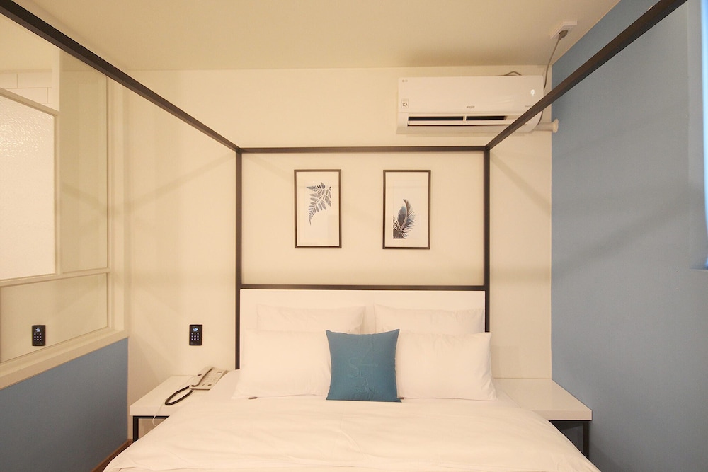 Deluxe Double Room, Non Smoking - Photo 17
