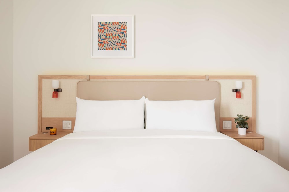 Room, 1 King Bed, Mobility Accessible, Balcony thumbnail 6