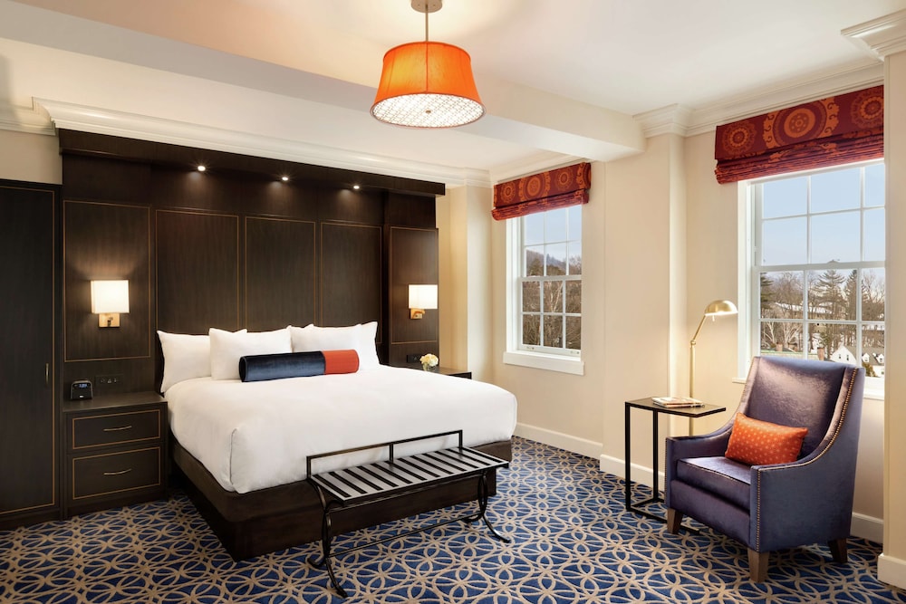 Deluxe Room, 1 King Bed, Accessible, Non Smoking (Mobility & Hearing, Roll-in Shower)