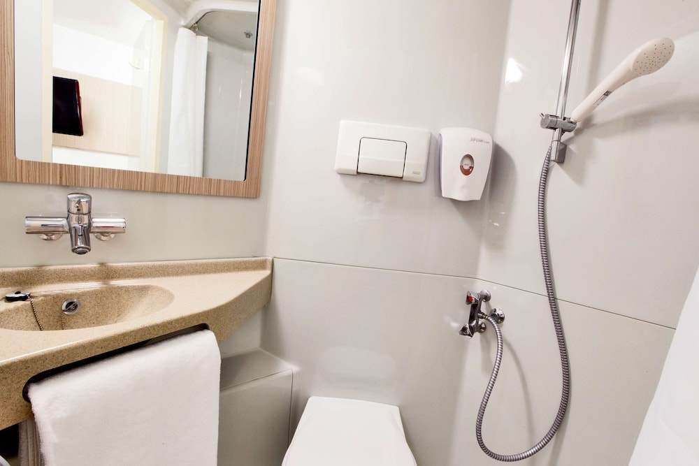 Standard Room, Multiple Beds (1 Double and 1 Single bed) - Photo 3