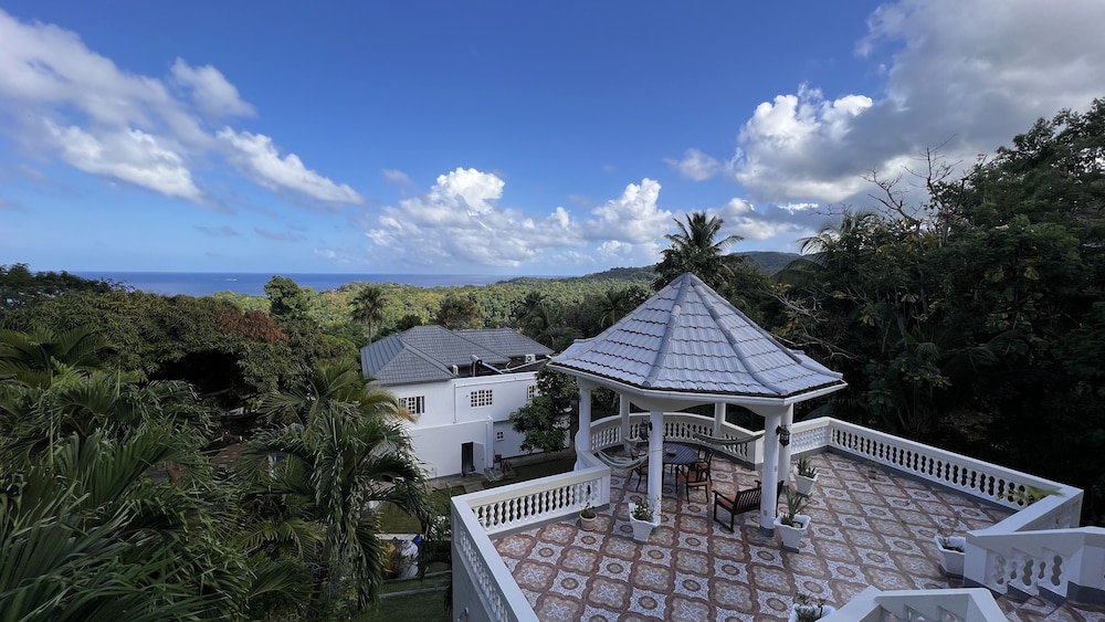 Panoramic Double Room, 1 King Bed, Balcony, Ocean View photo 2