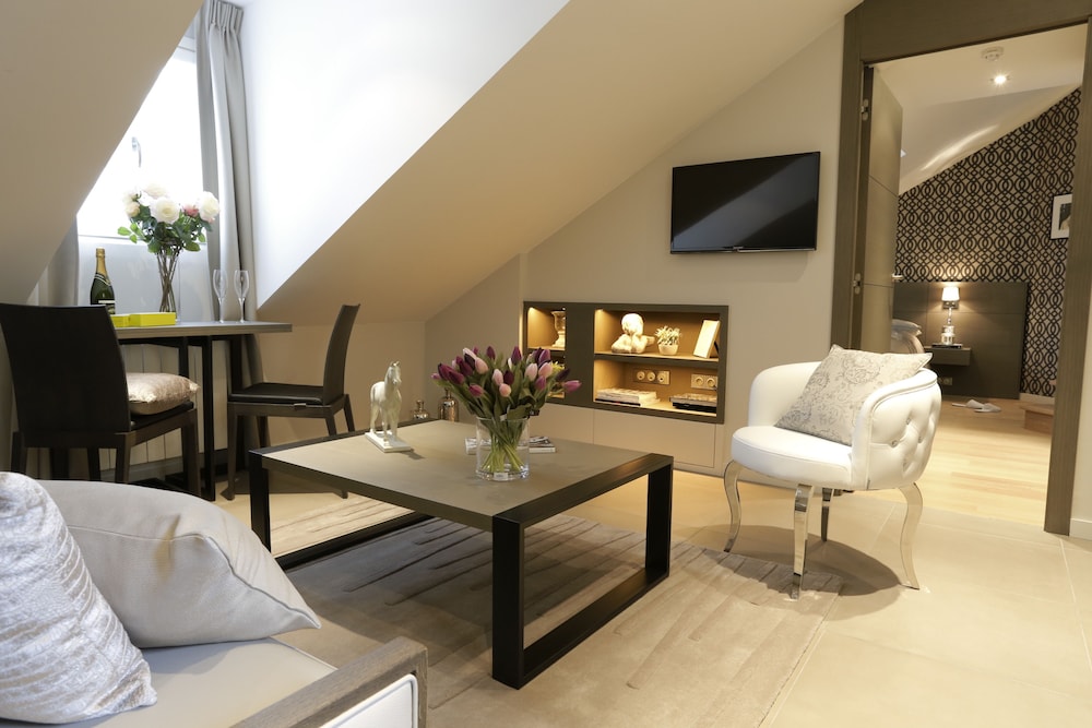 Two-Bedroom Duplex Suite  46m², annex building,   (41 rue du Roi de Sicile) photo 2