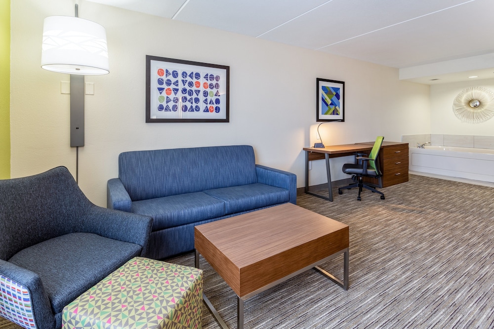 Suite, 1 King Bed with Sofa bed, Accessible Bathtub, Jetted Tub - Photo 2