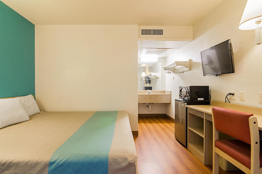 Standard Room, 1 King Bed, Non Smoking, Refrigerator & Microwave photo 3