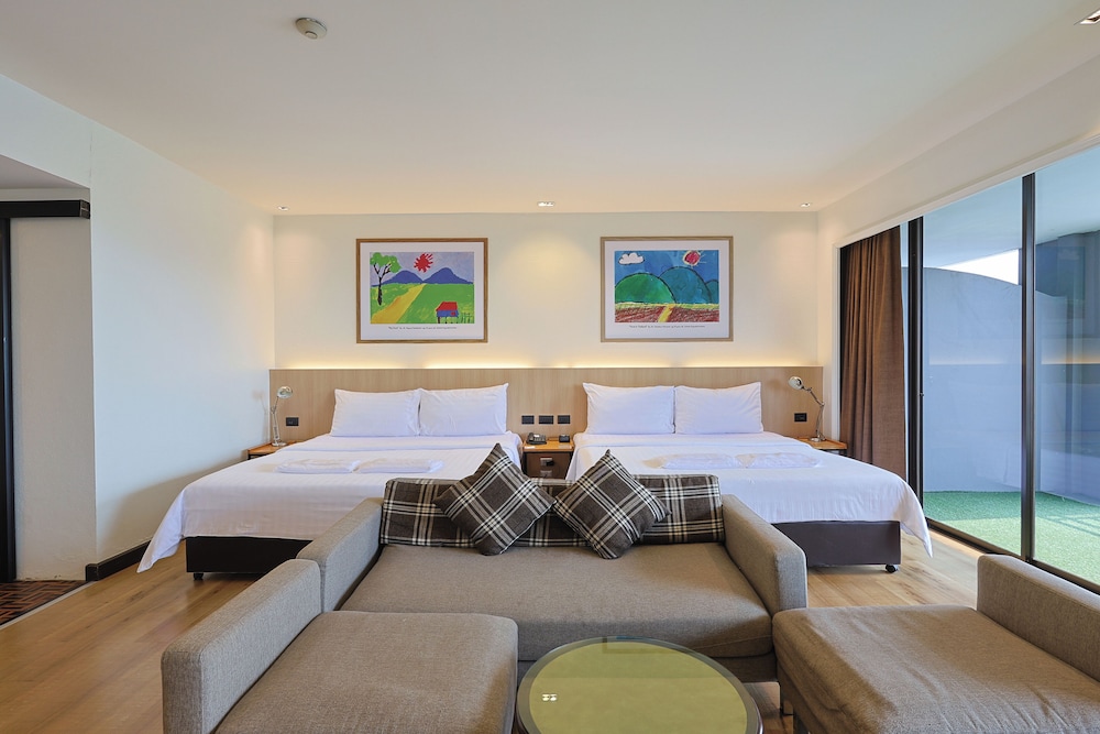 Superior Family Room (City View) photo 3