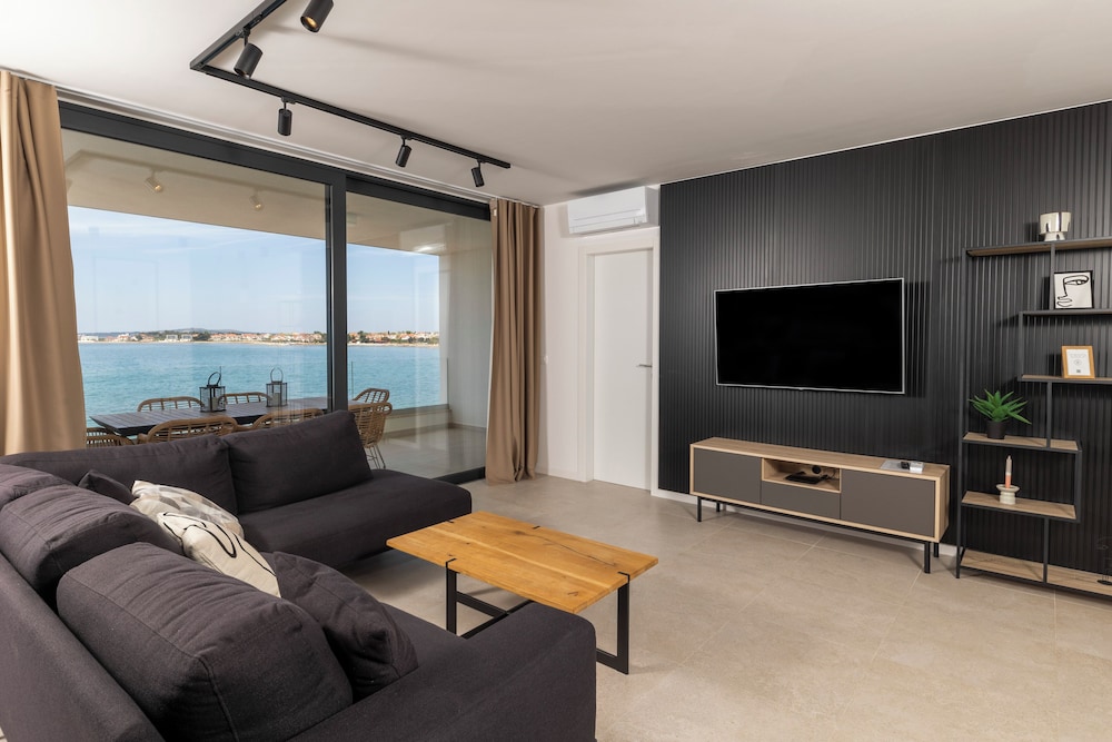 Penthouse, Sea View, Beachside