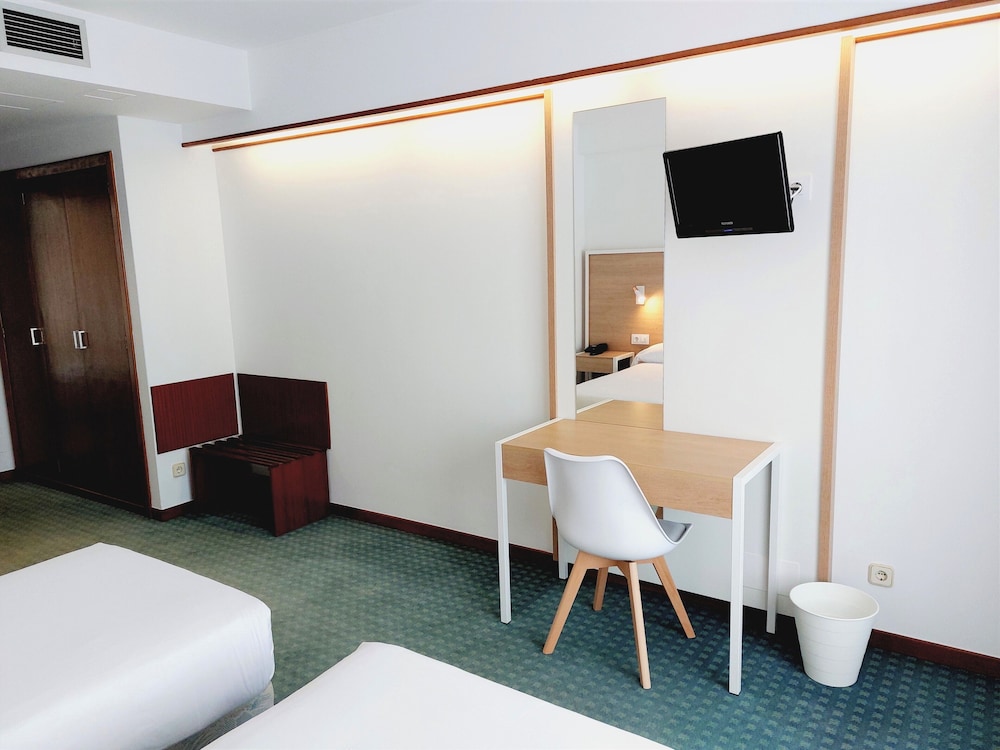 Standard Twin Room - Photo 7