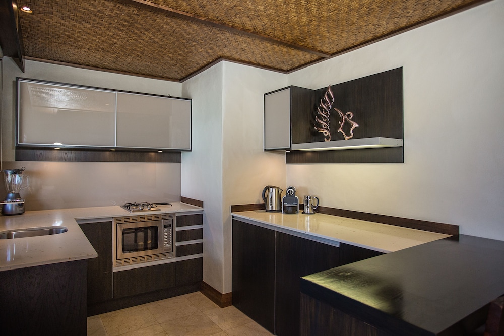 Beachfront Villa Suite photo 3