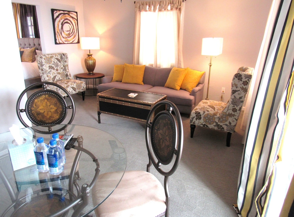 Premium Suite, 1 King Bed, Patio, Mountain View, photo 6