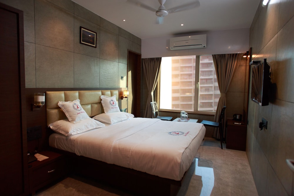 Deluxe Room, 1 King Bed photo 2