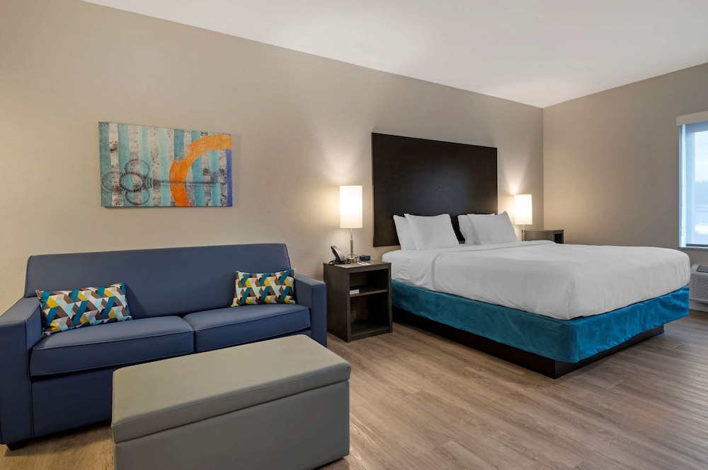 Standard Room, 1 King Bed, Non Smoking photo 3