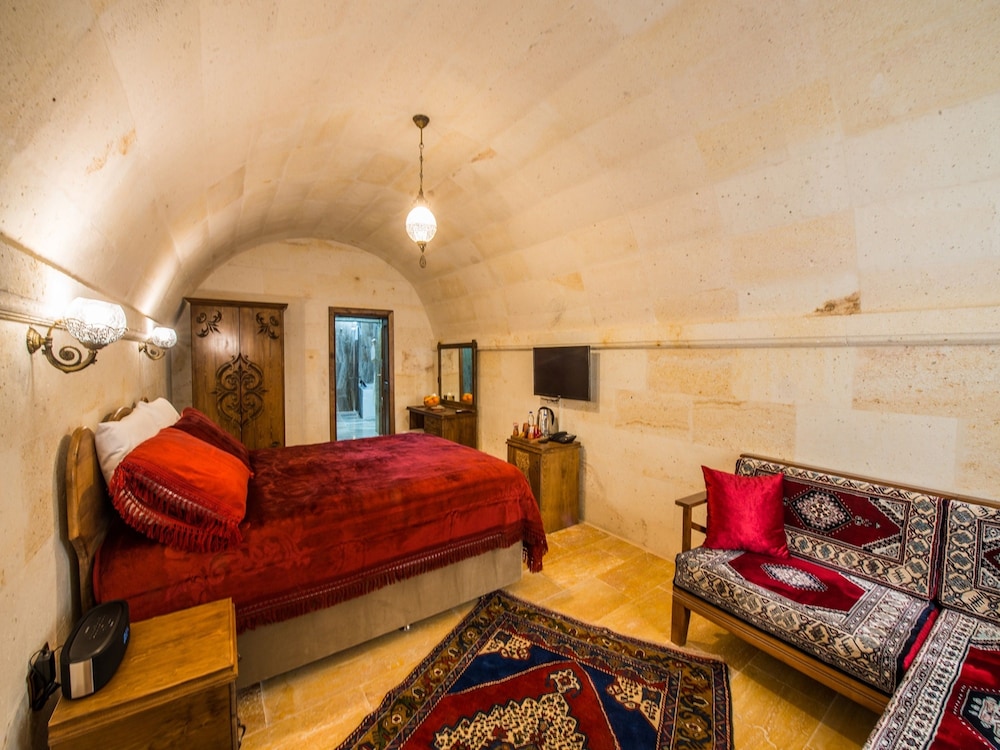 Deluxe Suite, 1 Queen Bed, Jetted Tub, Garden View photo 1
