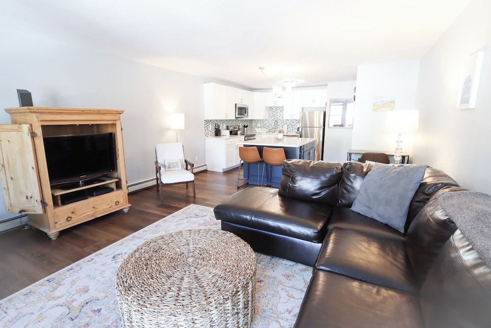 Condo, 1 Queen Bed With Sofa Bed, Balcony, Mountain View