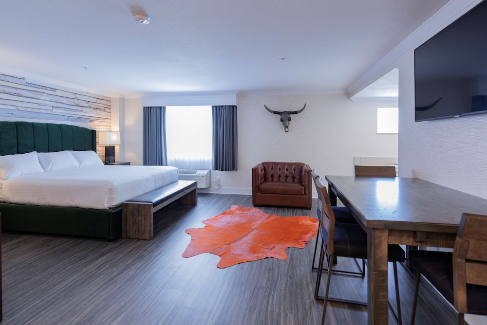 Suite, 1 King Bed, Non Smoking, Kitchen (Living Room) photo 2