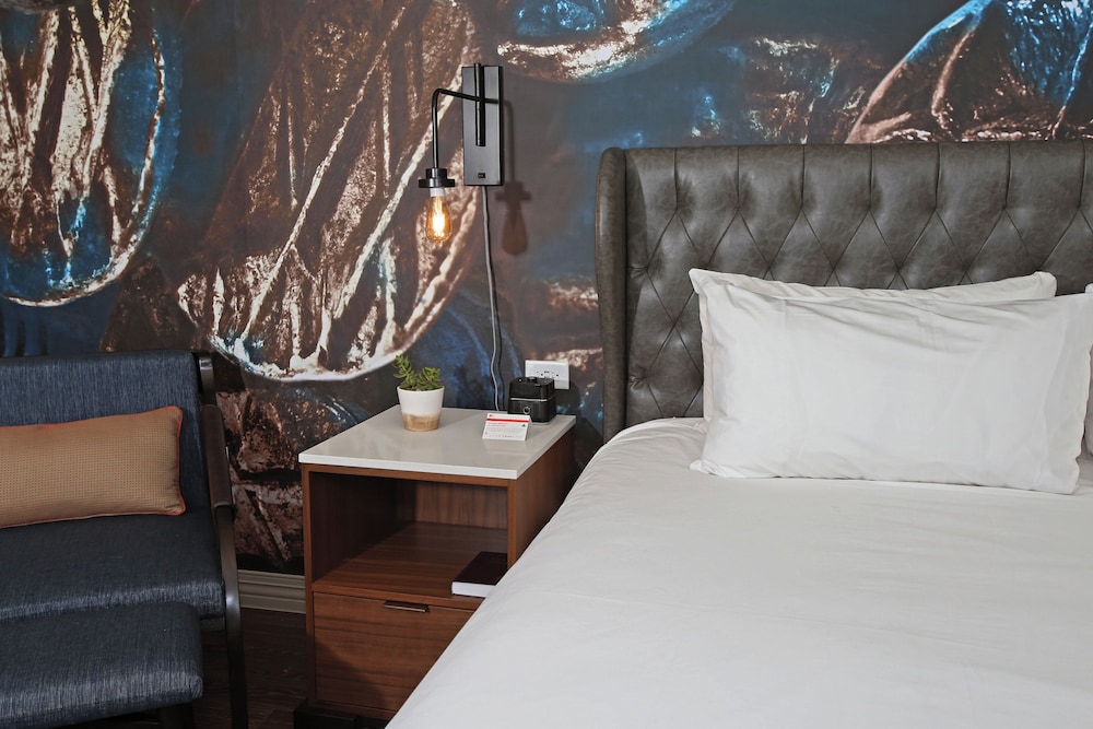 Suite, 1 King Bed, Balcony (Living Area) photo 3