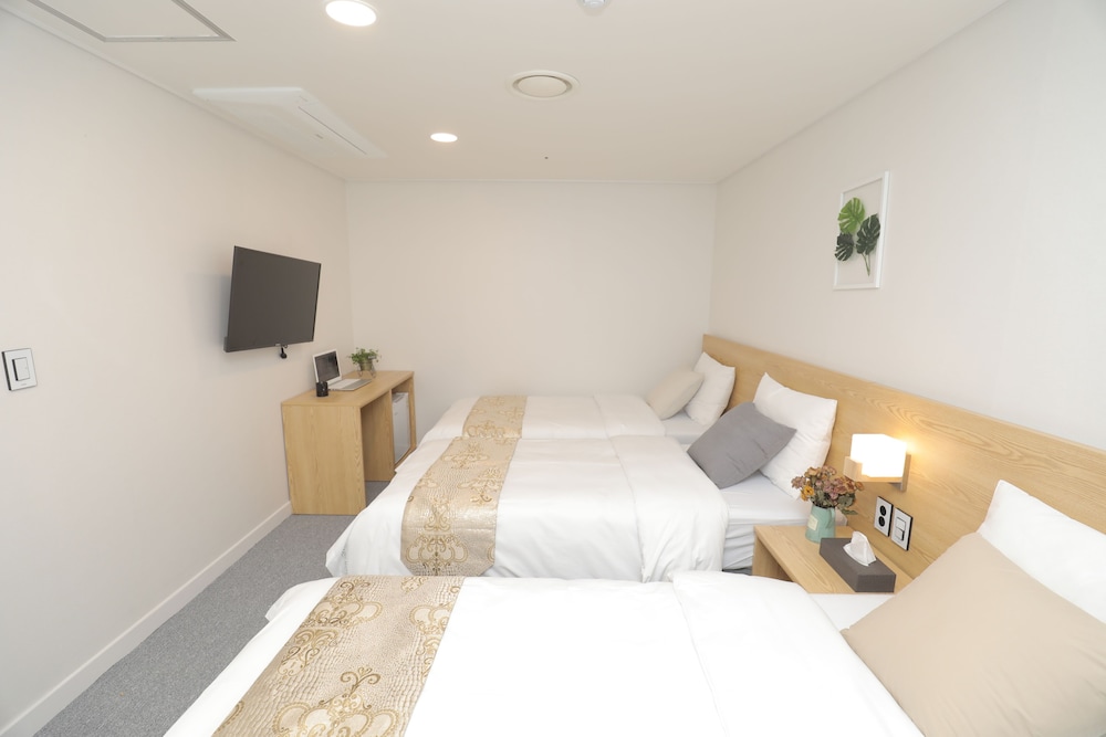 Economy Triple Room, No Windows - Photo 4