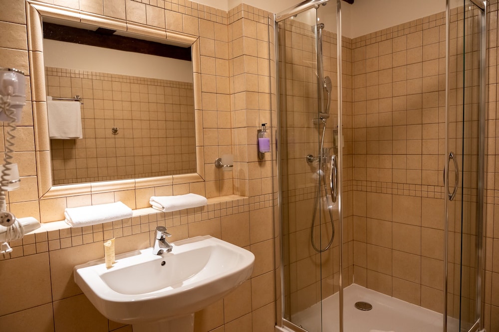 Standard Double or Twin Room - Photo 8