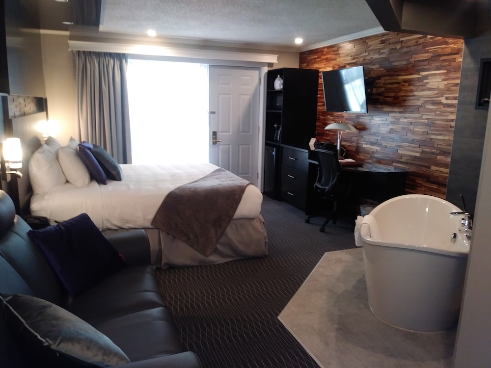 Junior Suite, 1 King Bed, Non Smoking, Bathtub photo 2