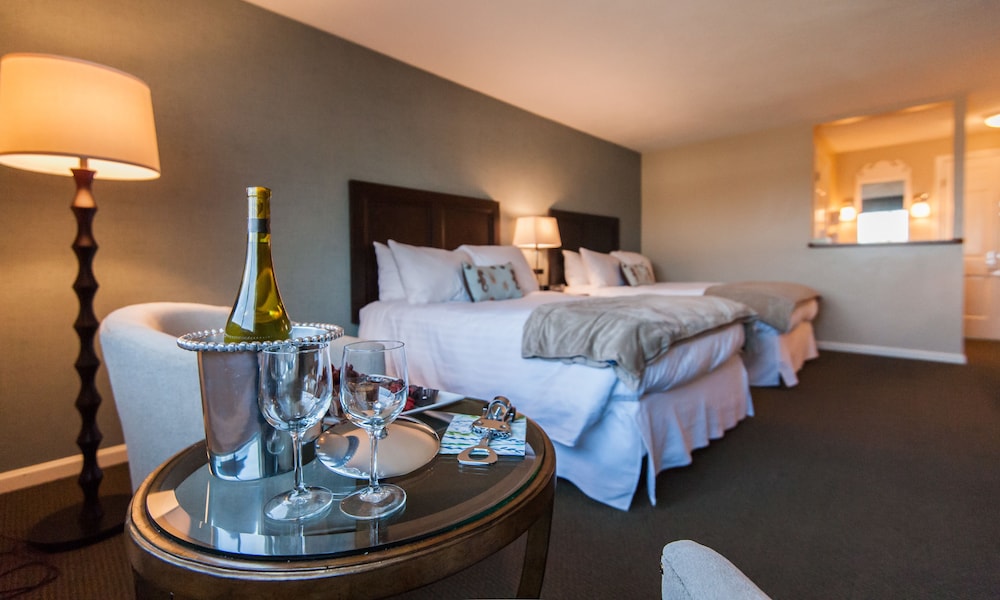 Standard Room, 2 Double Beds, Non Smoking, Harbor View photo 3
