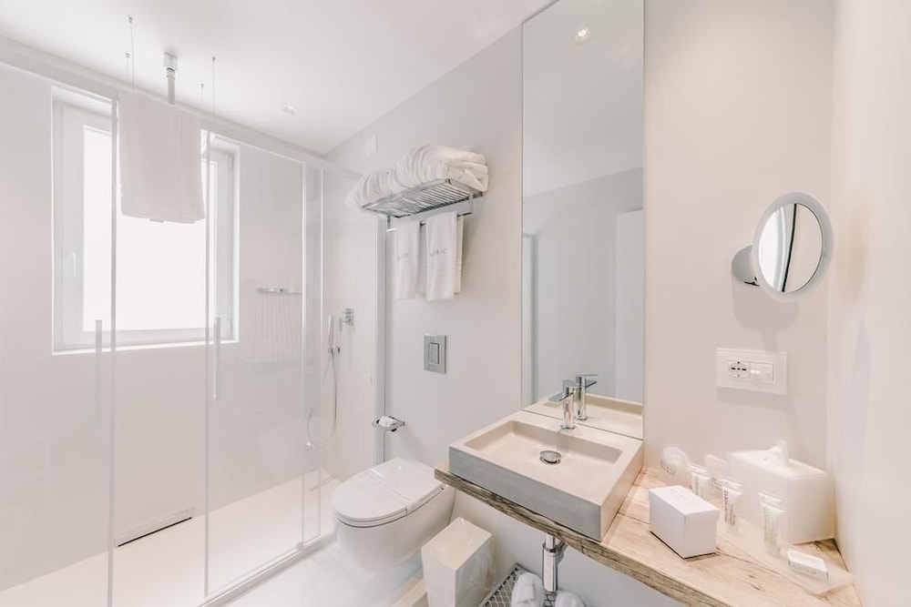Suite 10, Photo 4