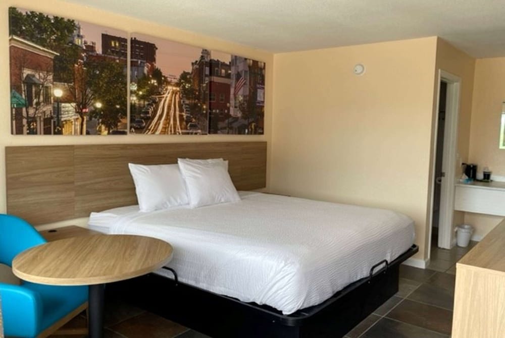 Room, 1 King Bed, Non Smoking (Shower Only) photo 1