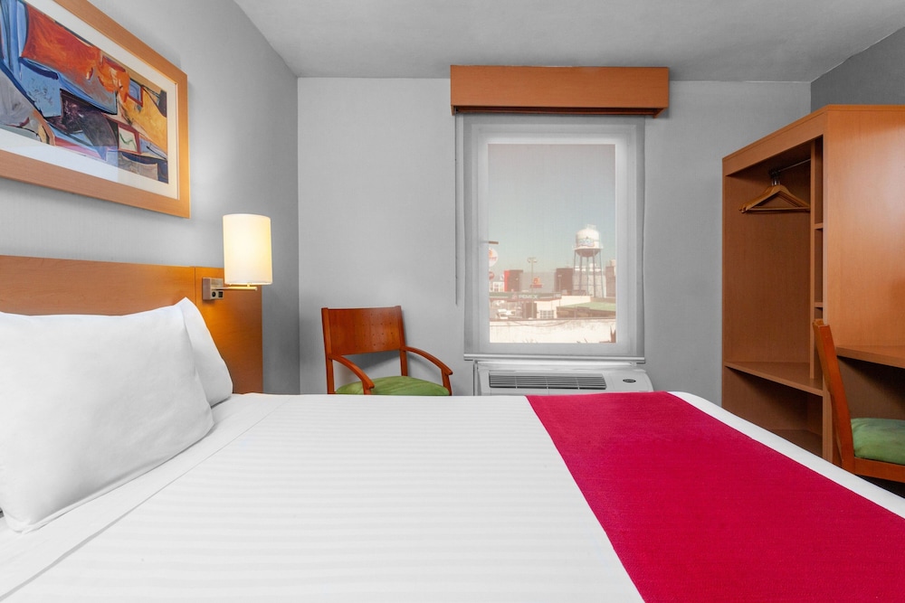 Room, 1 Queen Bed, Smoking - Photo 6