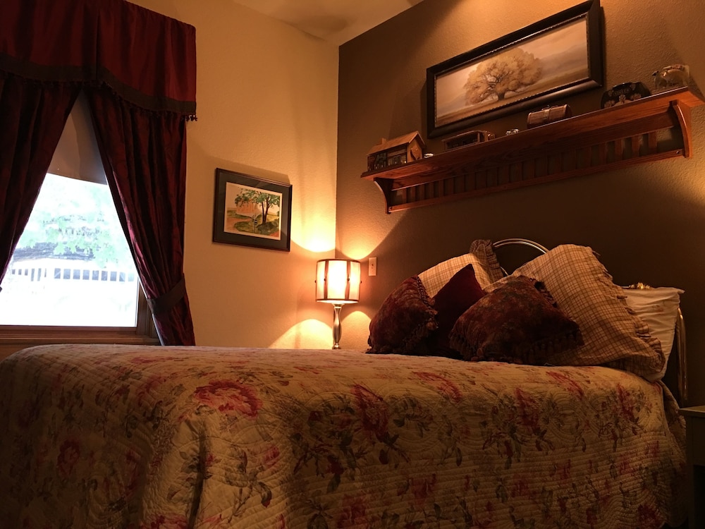 Tracy Erin at Daffodil Cottage