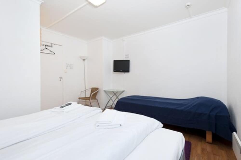 Budget Twin Room with private shower and shared toilet photo 2