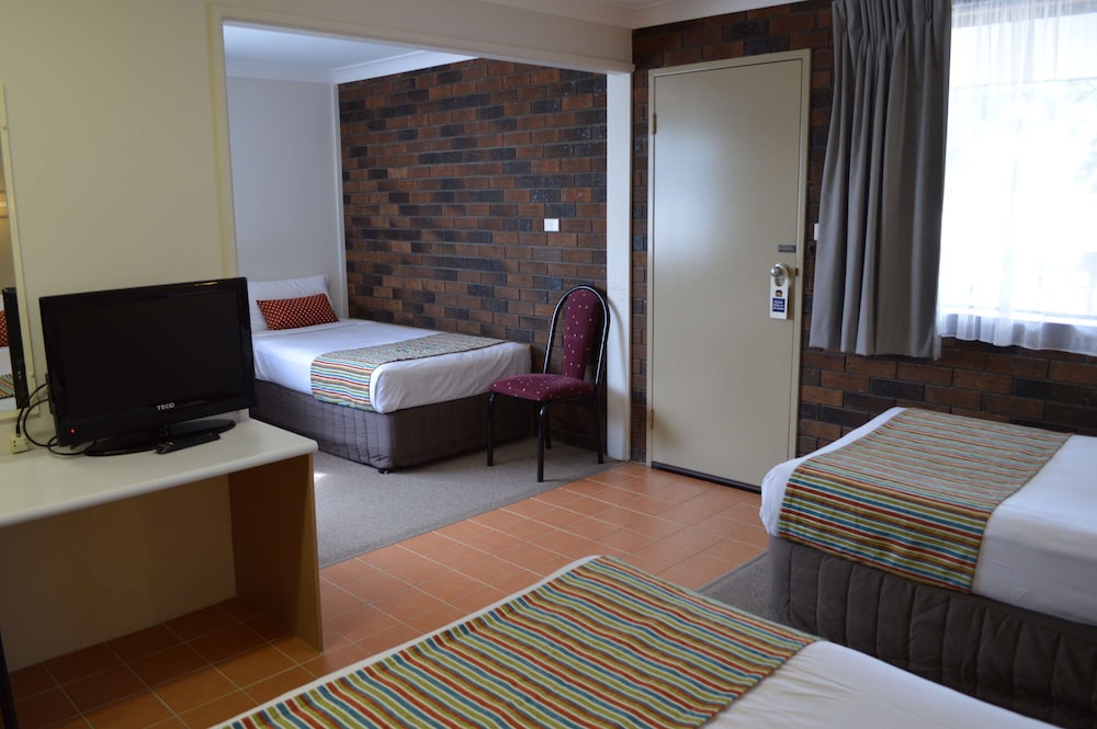 Suite, Multiple Beds, Non Smoking - Photo 3