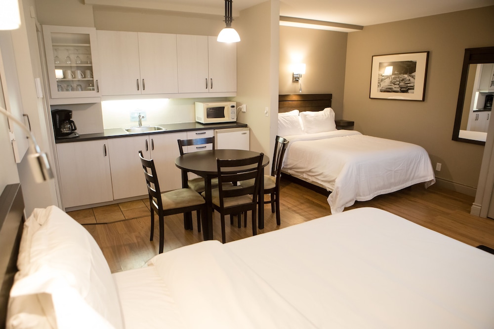 Studio, 2 Queen Beds, Kitchen