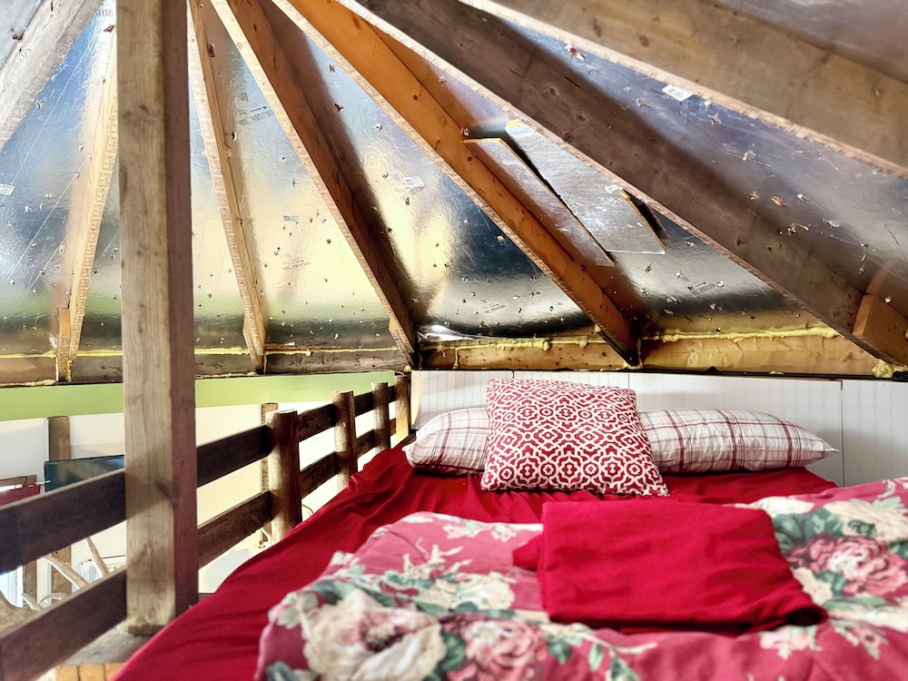 Six Shooter Yurt - Shared Restrooms Nearby for Your Convenience photo 2