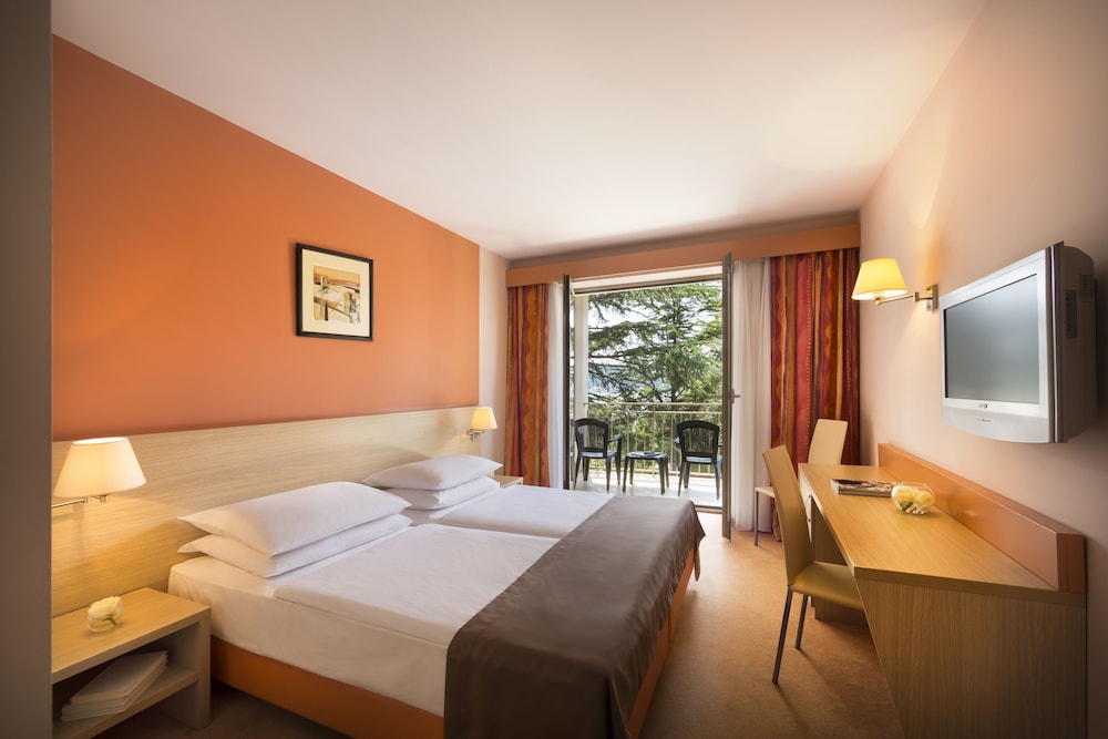 Standard Twin Room, Balcony, Park View - Photo 1