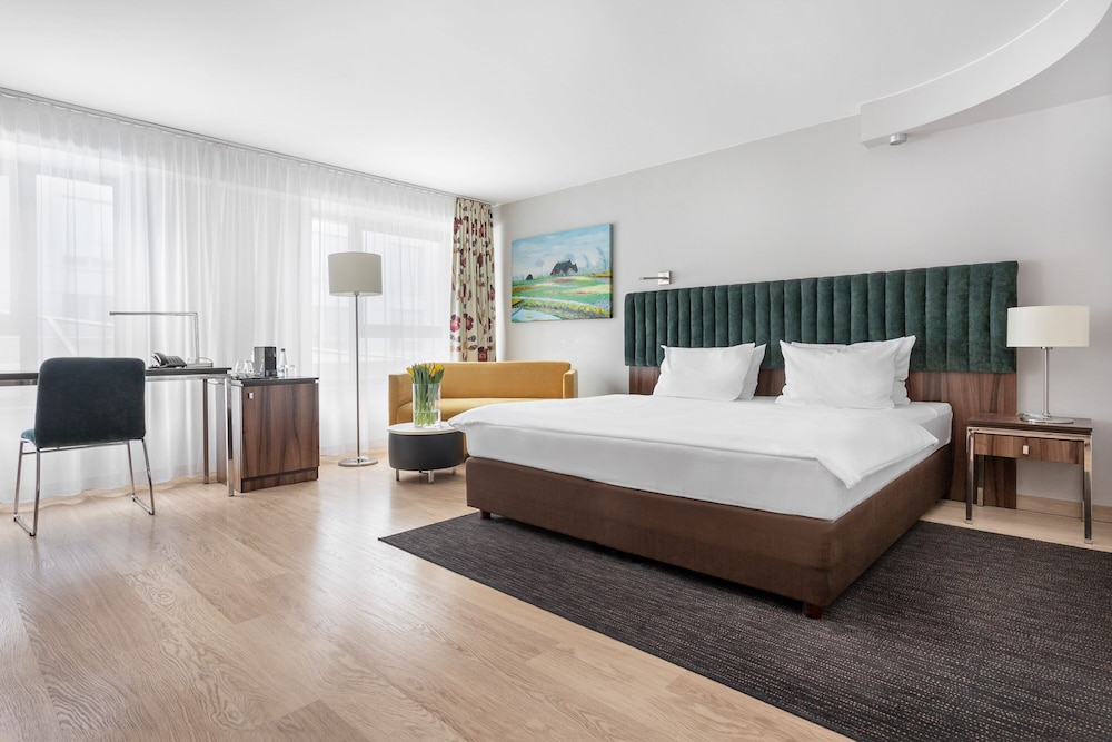 Superior Studio, 1 King Bed, Jetted Tub photo 1