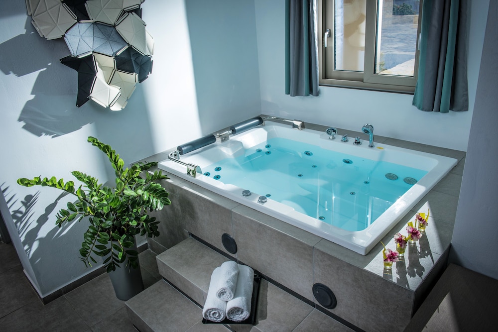 Junior Suite, Jetted Tub, Sea View - Photo 6