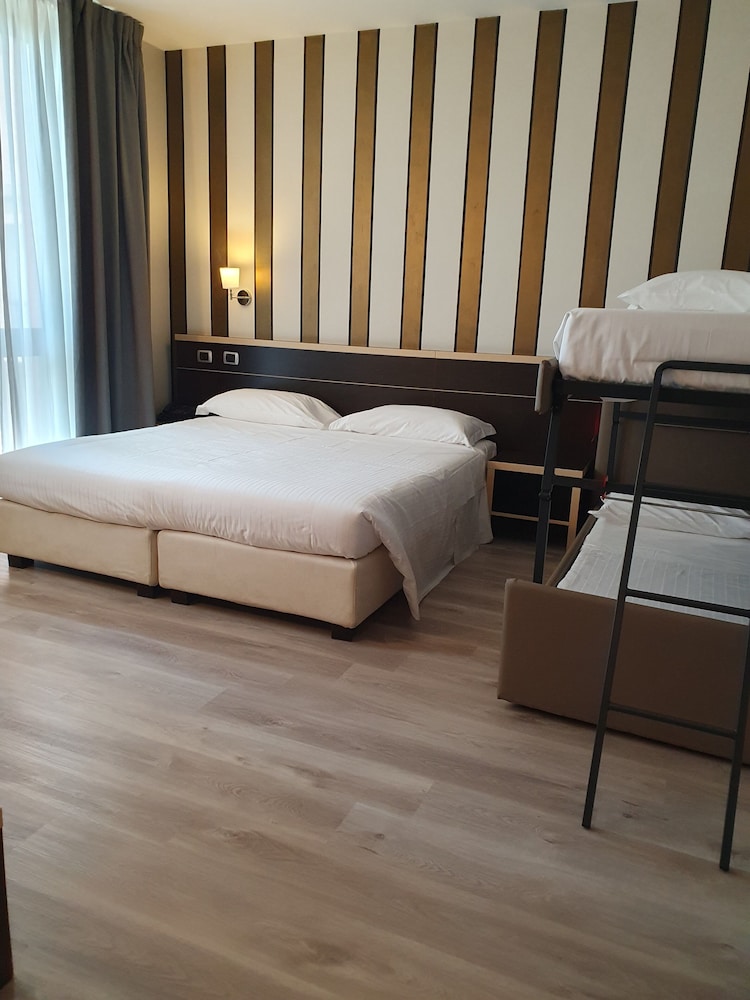 Deluxe Quadruple Room - Photo 3