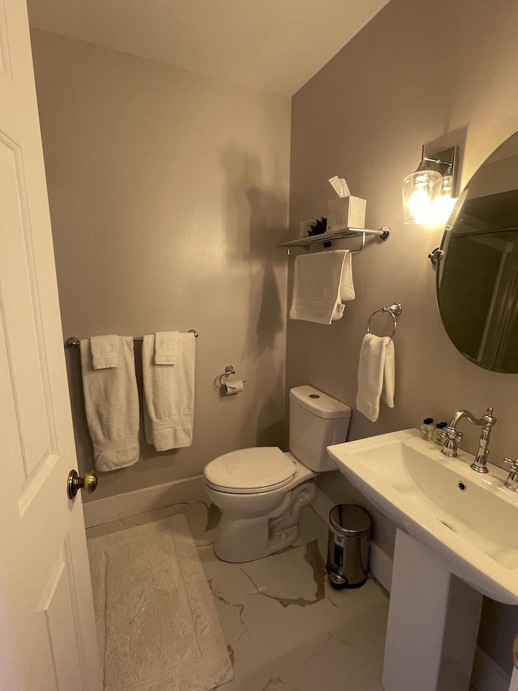 Carriage House, 2 Doubles, Shower photo 2