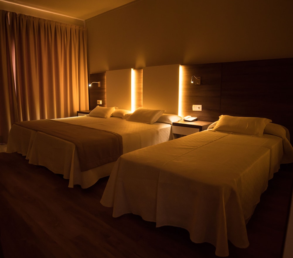 Double Room, Balcony, Sea View (high floor, 1 adult + 2 children)