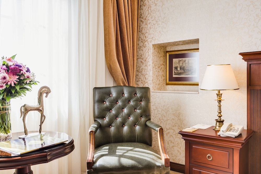 Junior Suite, 1 Queen Bed, Private Bathroom photo 3
