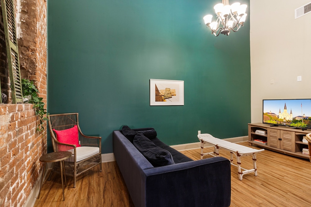Luxury Suite, 1 Queen Bed, City View