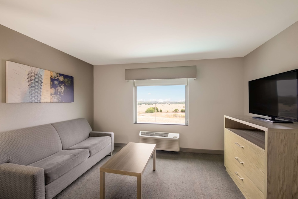 Suite, 2 Queen Beds, Non Smoking, Refrigerator & Microwave (with Sofabed) - Photo 4