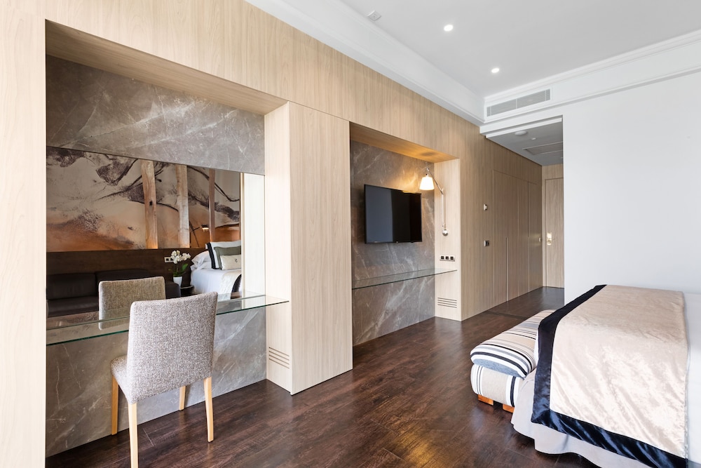 Deluxe Double Room, Sea View (Single Use) - Photo 9