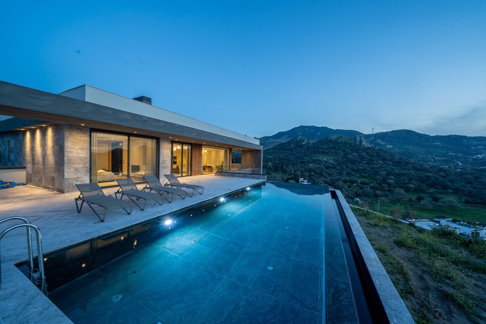 Luxury Villa photo 2