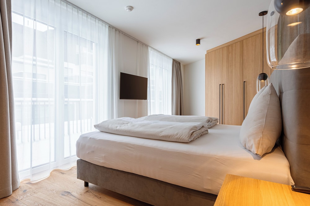 Three-Bedroom Apartment with Balcony