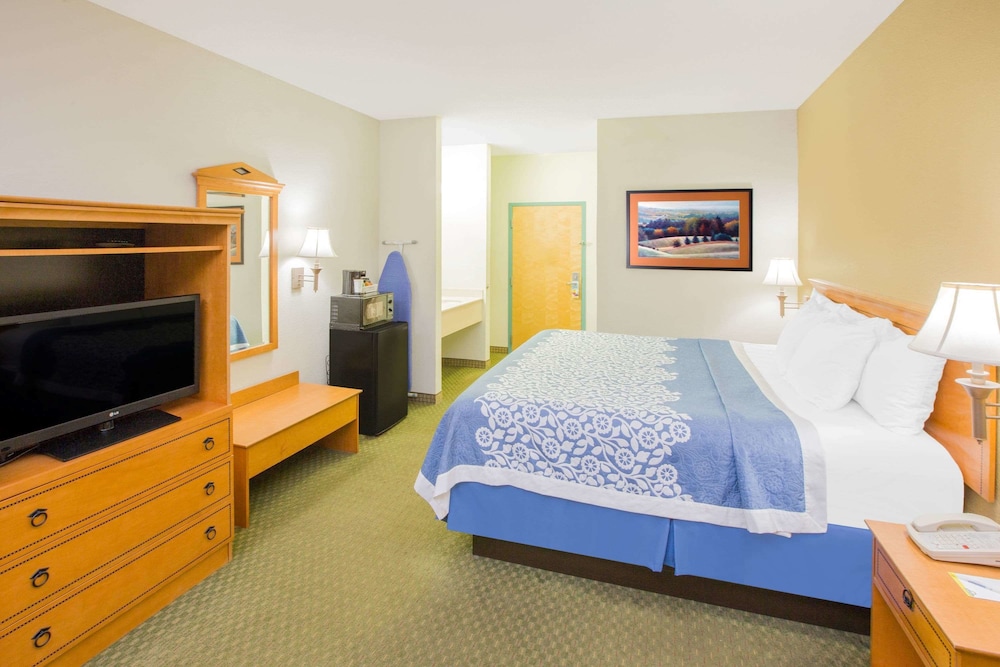 Room, 1 King Bed, Refrigerator - Photo 3