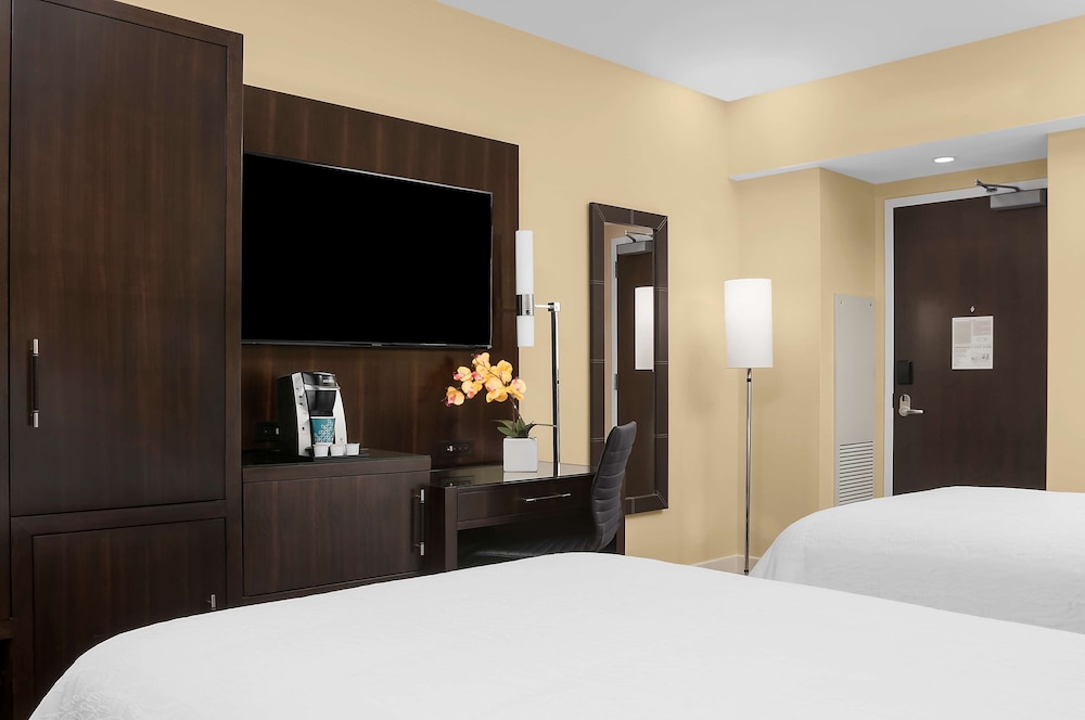 Room, 2 Queen Beds, Accessible, City View (Roll-in Shower)
