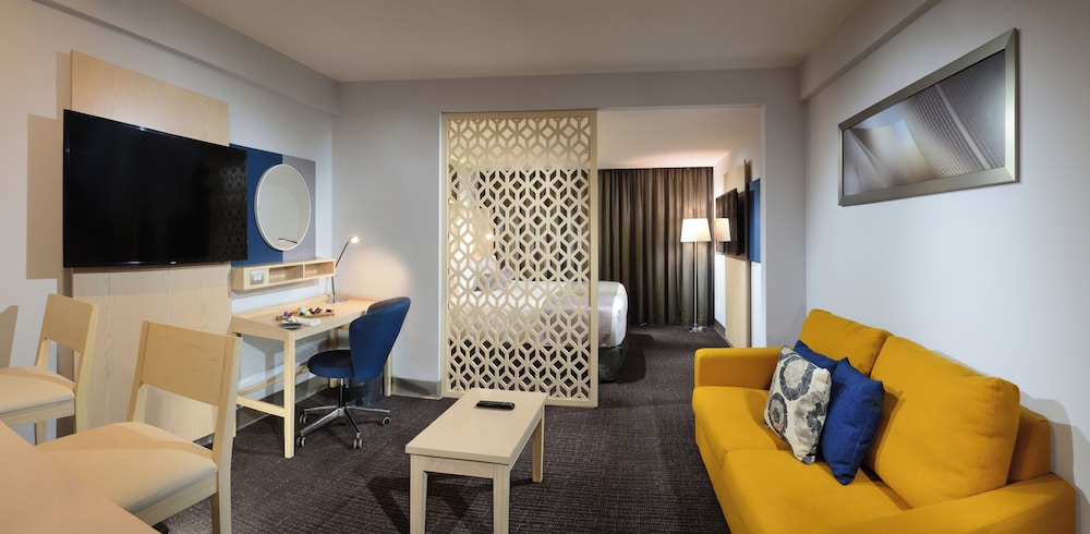 Junior Single Room, 1 King Bed with Sofa bed, photo 6