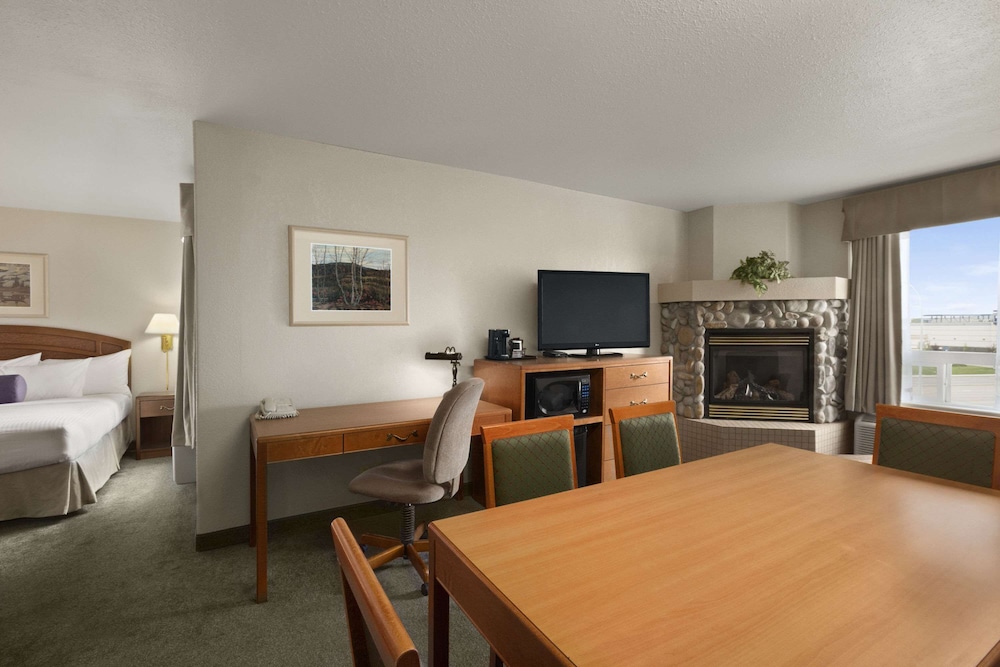 Suite, 1 King Bed, Refrigerator & Microwave - Photo 1
