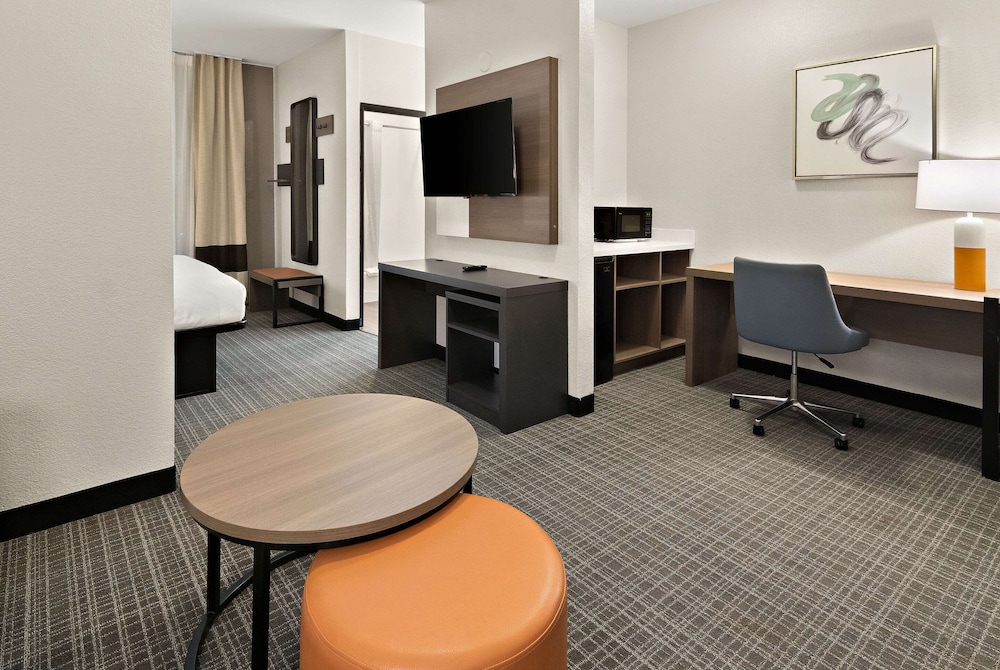 1 Bed King Suite Non Smoking with Whirlpool photo 3